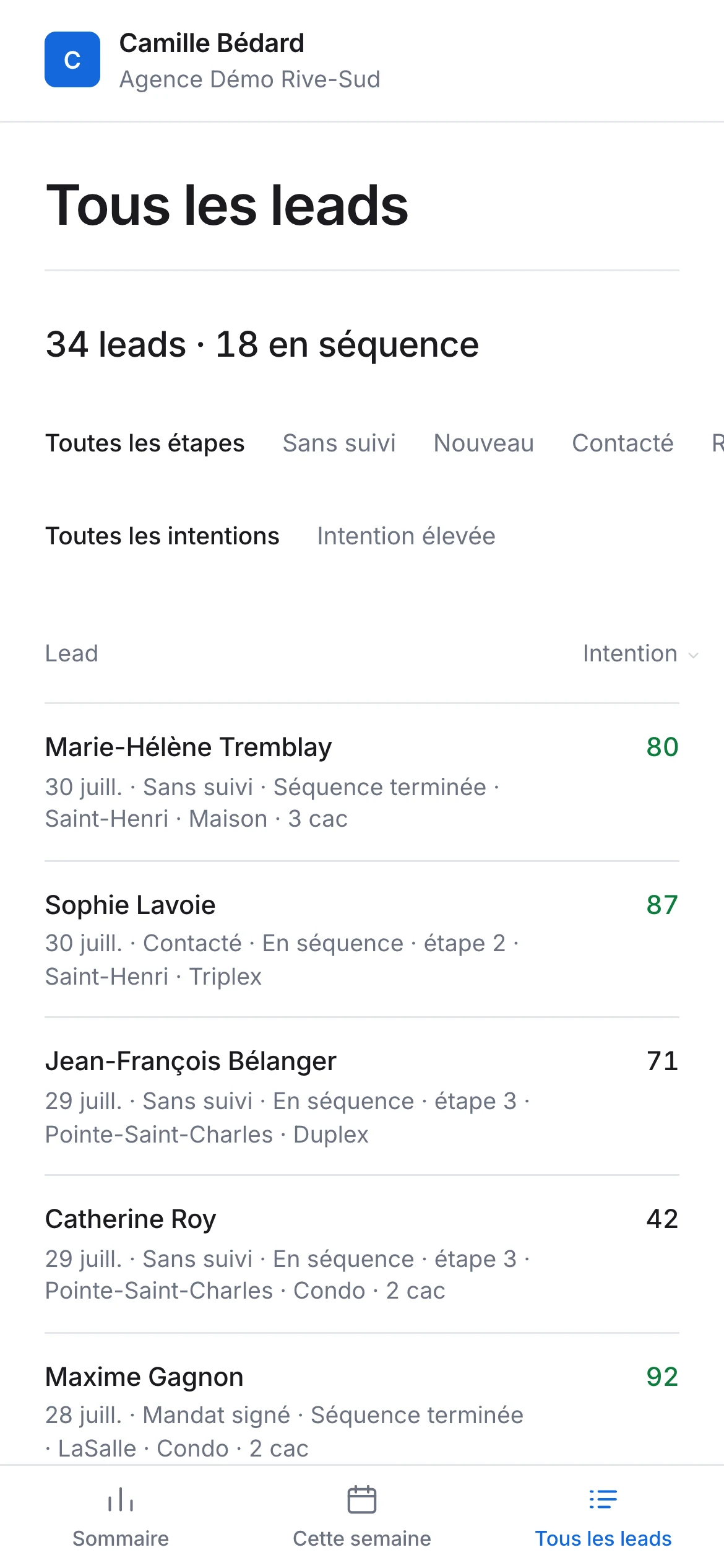 L'archive des leads sur un téléphone : chaque ligne porte le nom, le secteur, l'étape et le score.